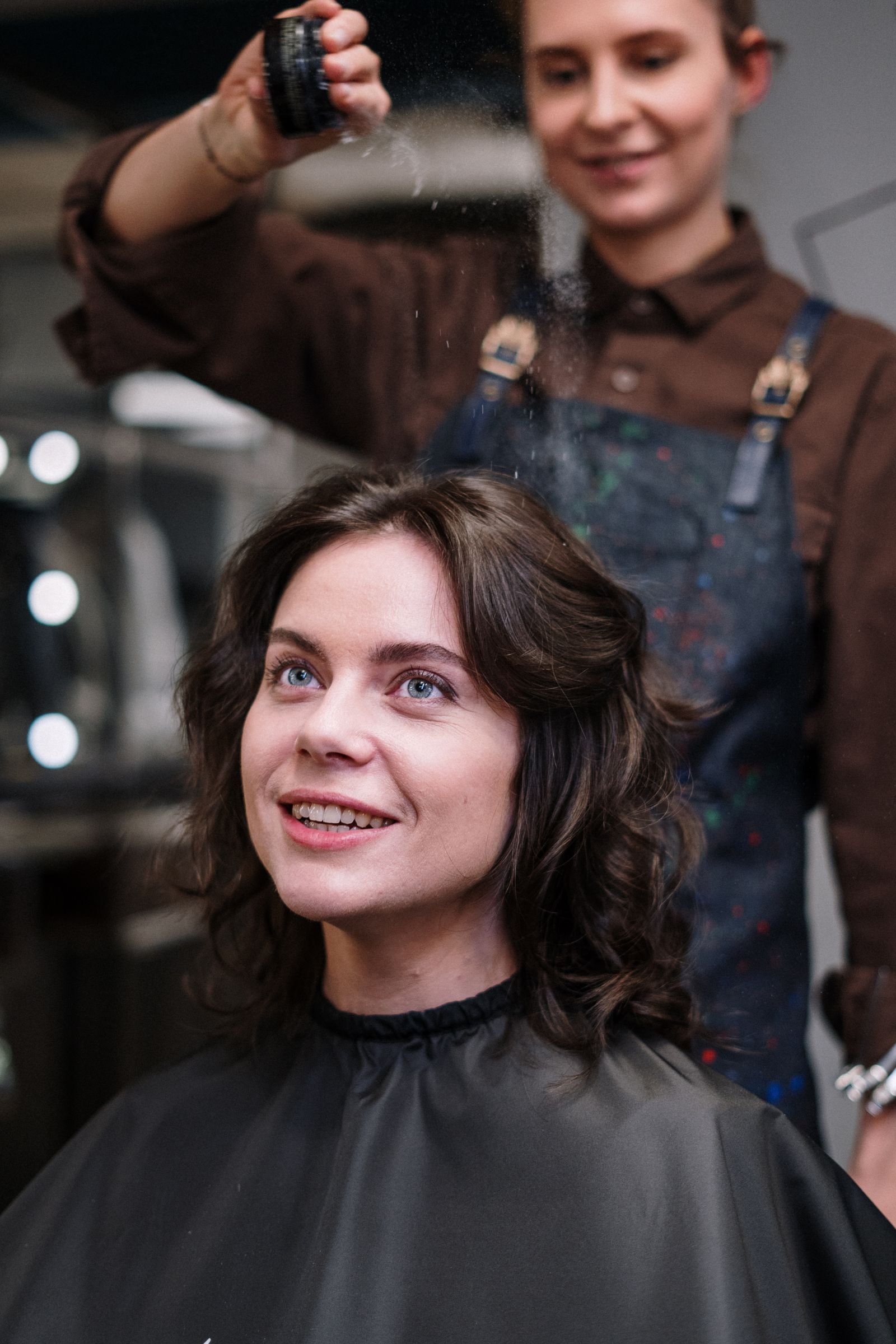 Zufriedene Kundin beim Styling