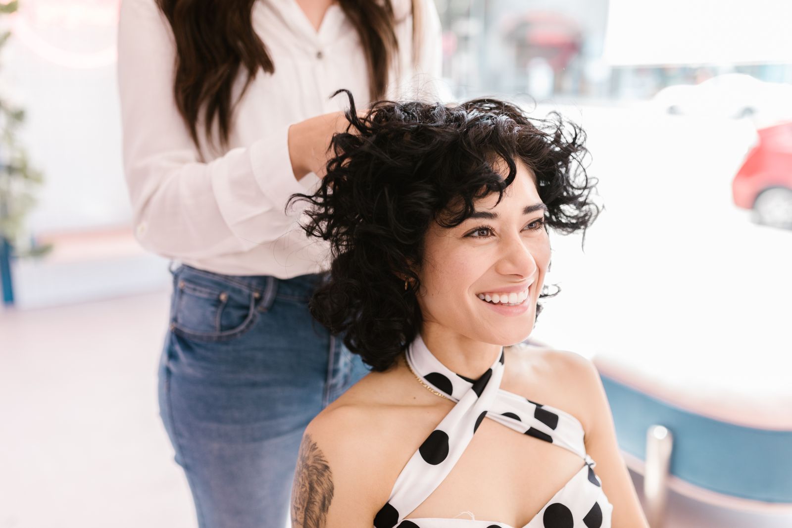 Strahlende Kundin bei Happy Hair